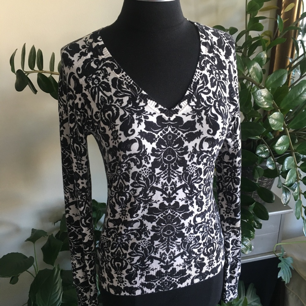 Sophisticated black and white print v-neck top